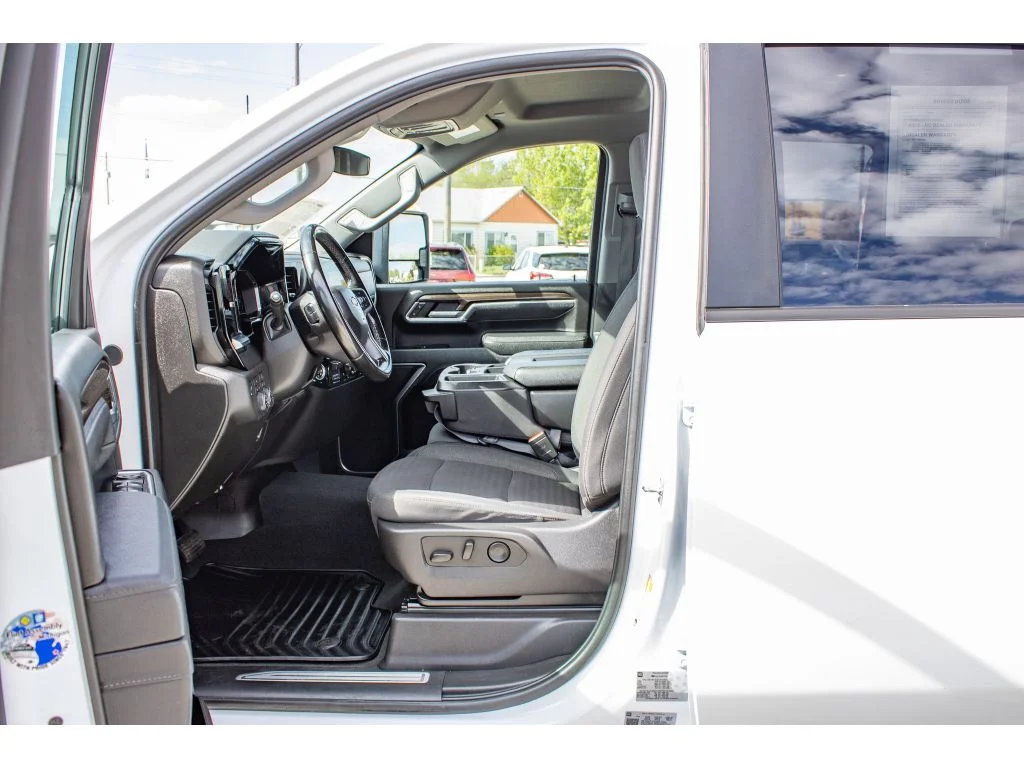 Used 2025 SUMMIT WHITE Chevrolet LT image 23