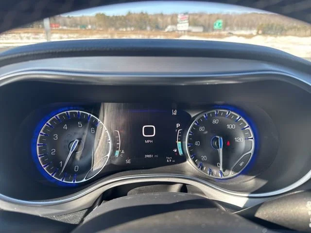 Used 2025 White Chrysler Limited image 18