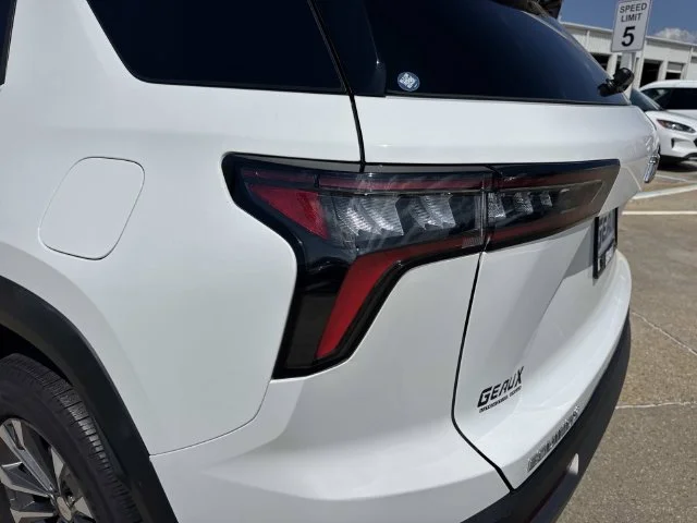 Used 2025 White Chevrolet LT image 17
