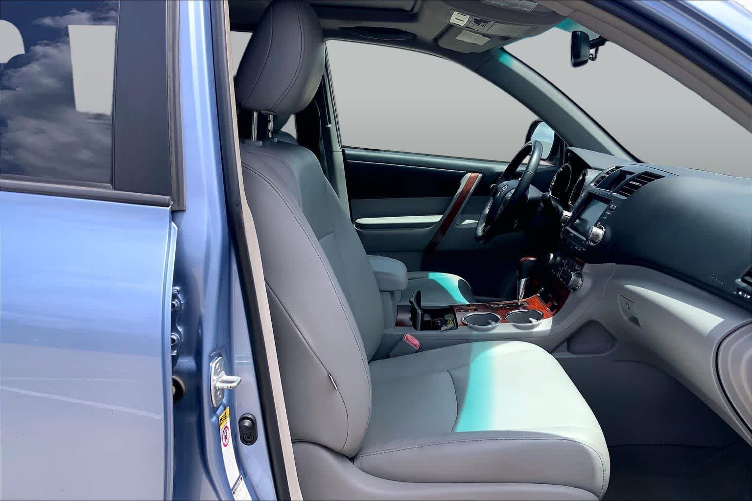 Used 2010 Waveline Pearl Toyota Limited image 8