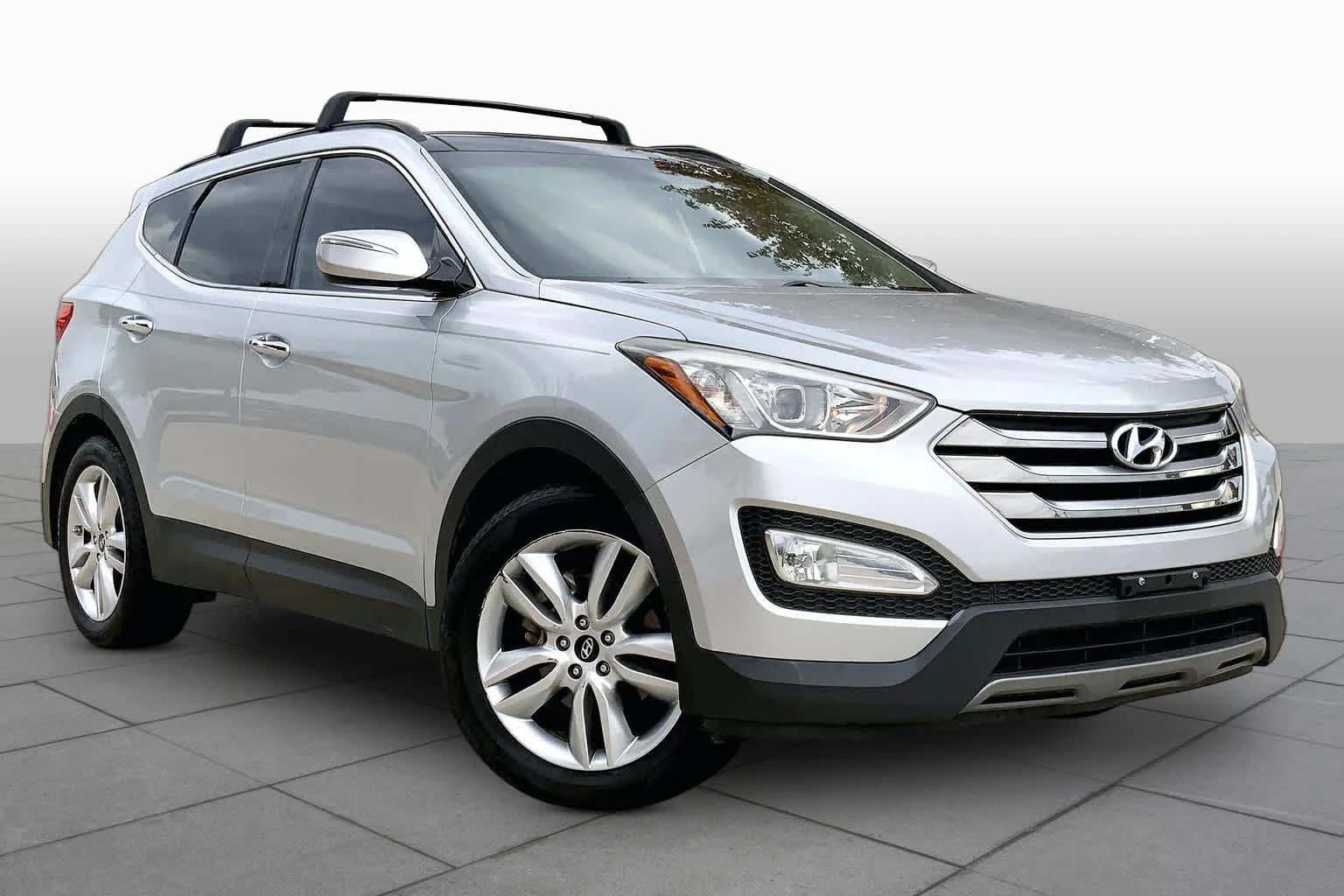 Used 2016 Sparkling Silver Hyundai  image 3