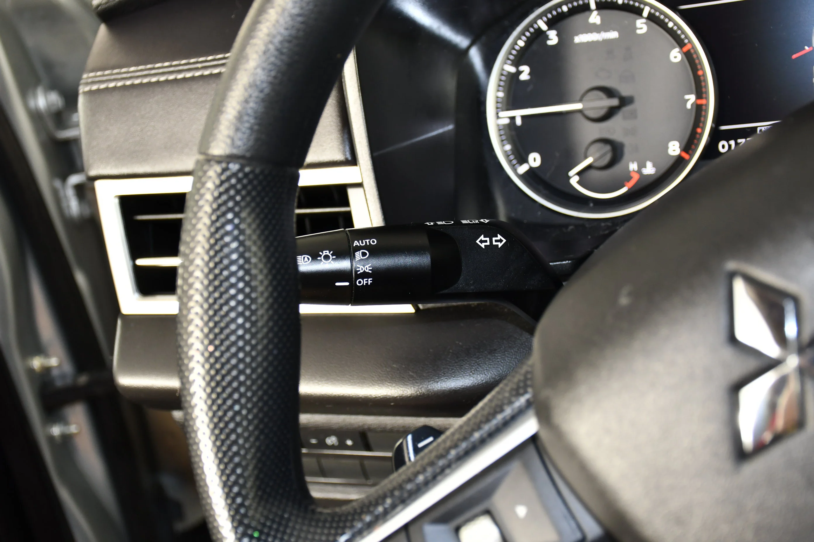 Used 2025 Silver Mitsubishi ES image 13