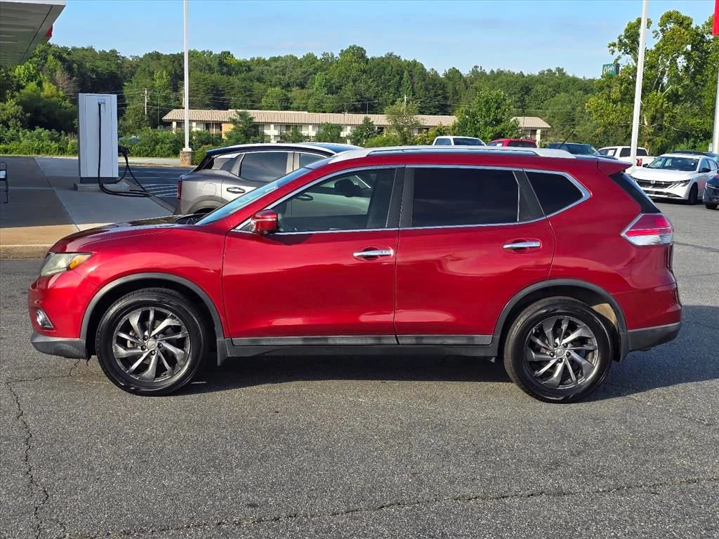 Used 2015 Red Nissan SL image 23