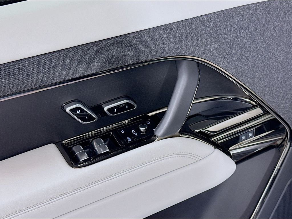 Used 2024 Carpathian Grey Premium Metallic Land Rover SE image 24