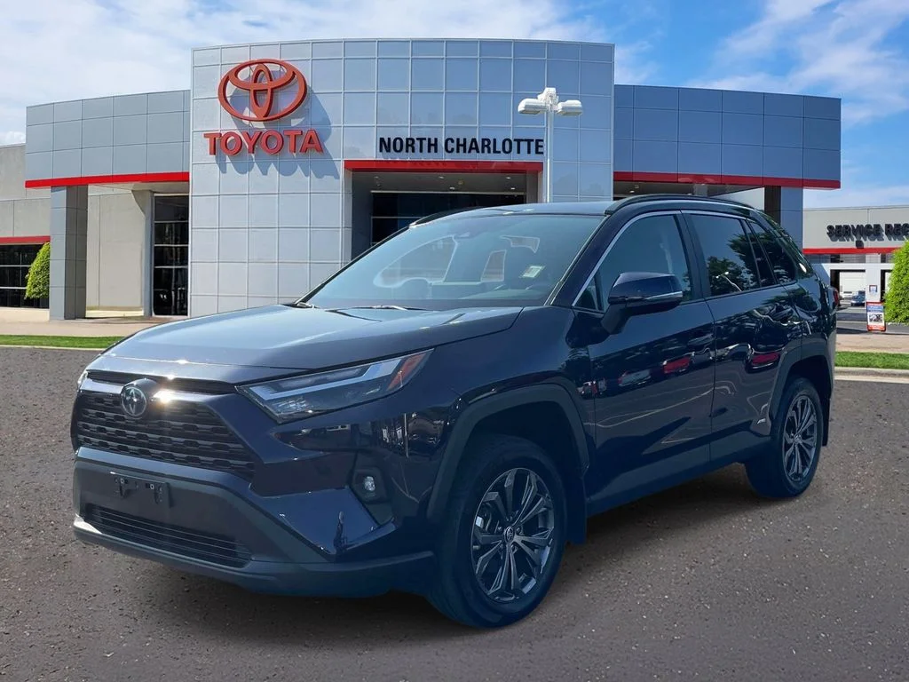 Certified Used 2024  Toyota XLE Premium image 5