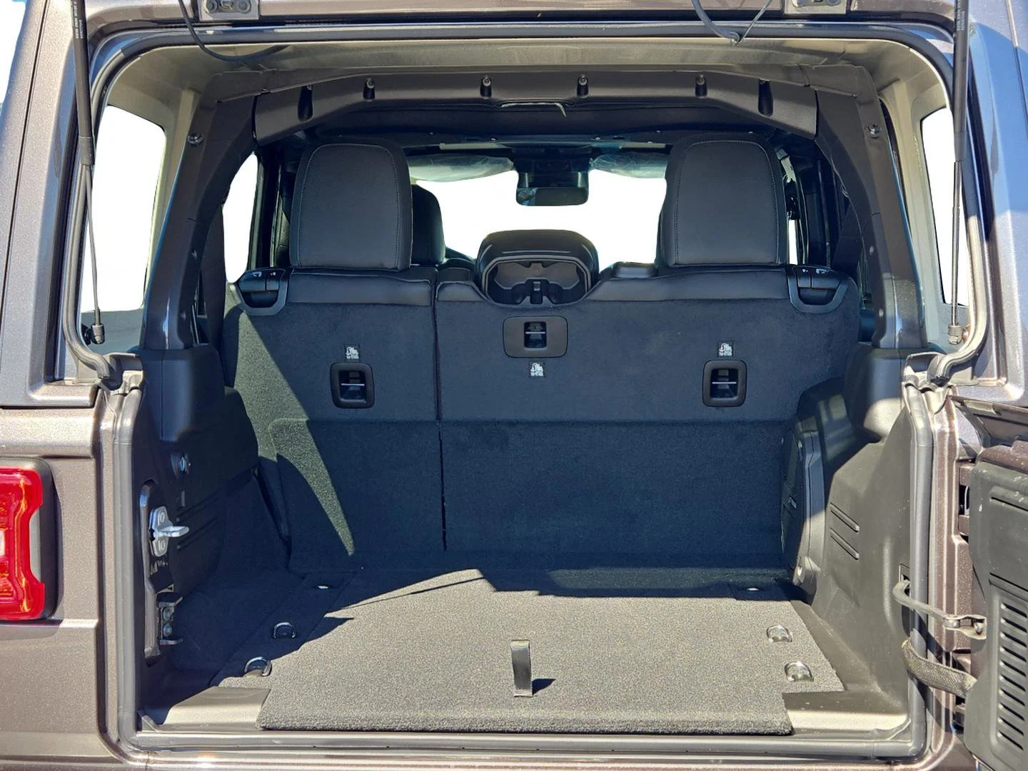 New 2026 Granite Crystal Metallic Clearcoat Jeep Sahara image 10