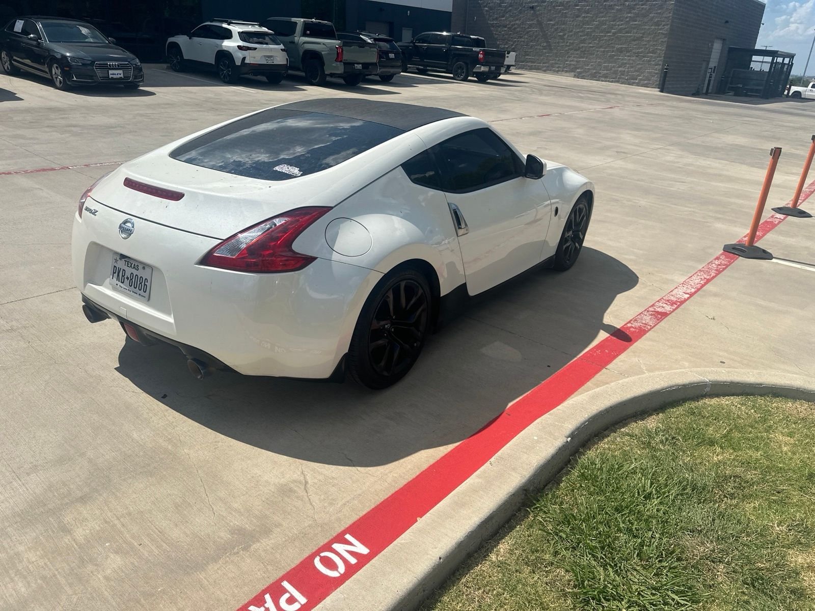 Used 2017 Pearl White Nissan Base image 3