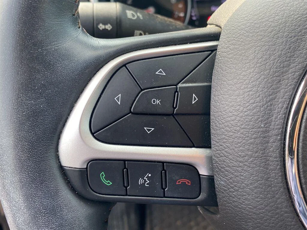 Used 2018 Granite Crystal Metallic Clearcoat Jeep Latitude image 17
