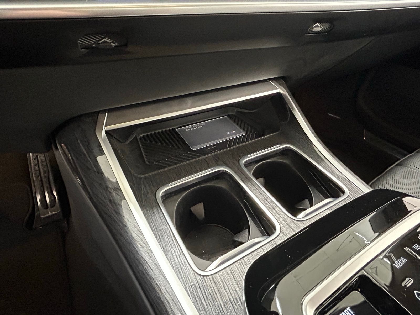 New 2026 Mineral White Metallic BMW 750e xDrive image 20