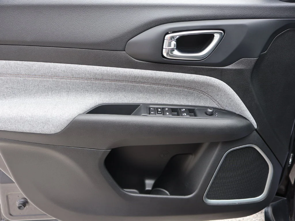 Used 2024 Gray Jeep Latitude Lux image 19