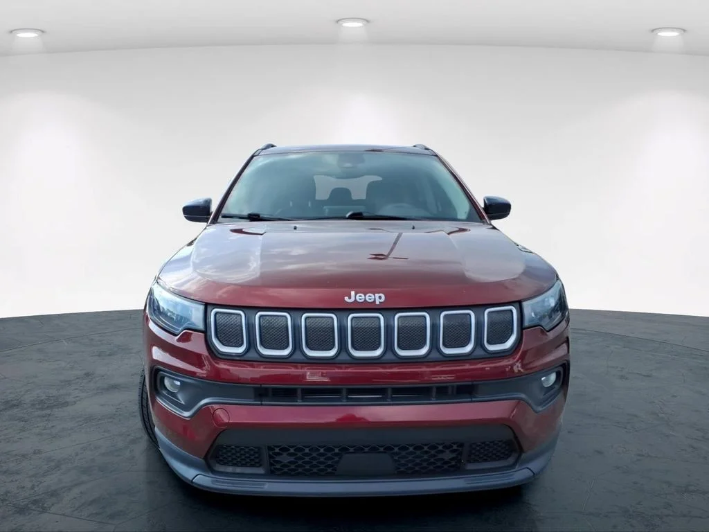 Used 2022 Red Jeep Latitude image 4