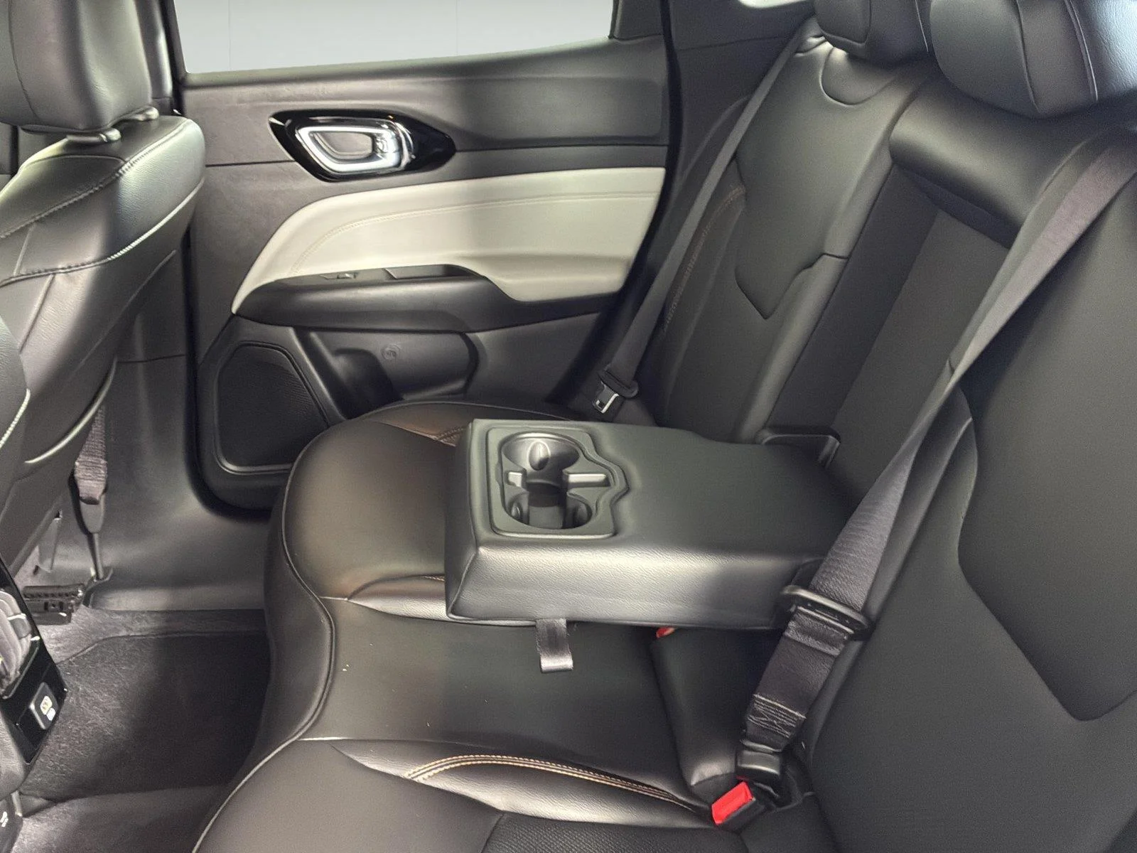 Used 2023 Diamond Black Crystal Pearlcoat Jeep Limited image 20