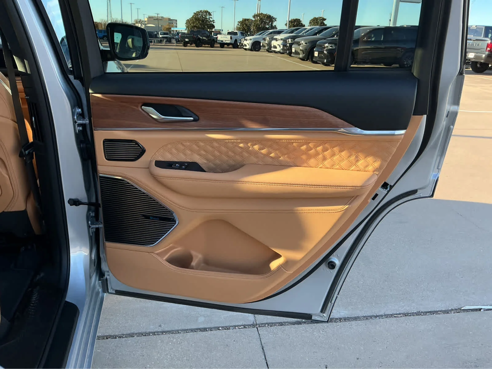 New 2025 Silver Zynith Exterior Paint Jeep Summit Reserve image 23