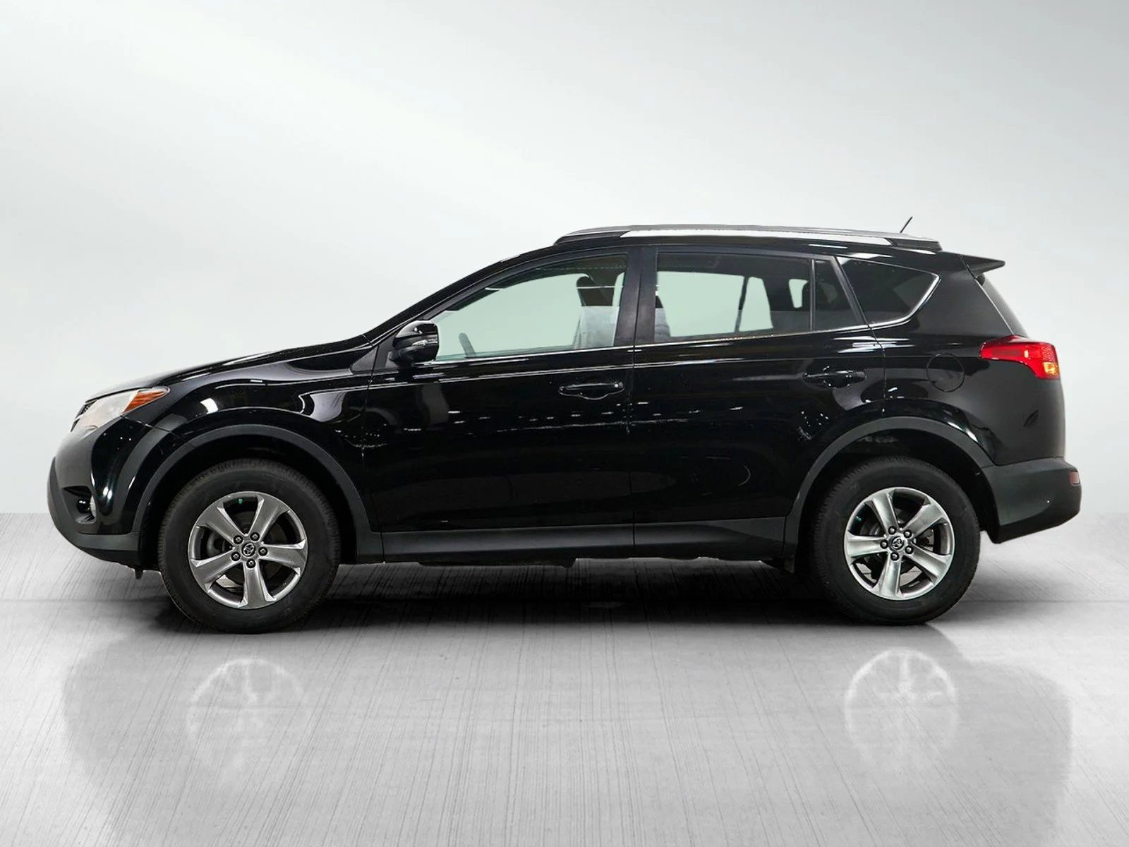 Used 2015 Toyota RAV4 XLE with VIN 2T3RFREV8FW264733 for sale in Burnsville, Minnesota