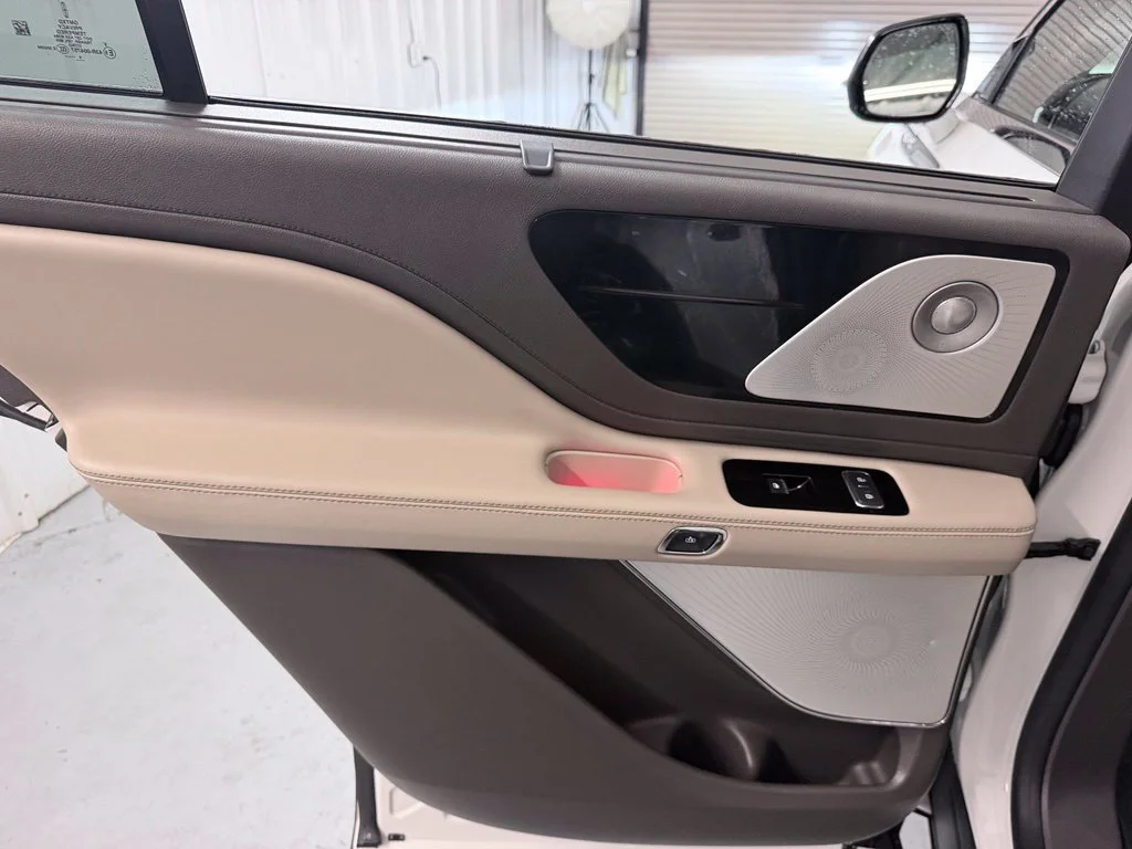 Used 2020 White Lincoln Reserve image 35