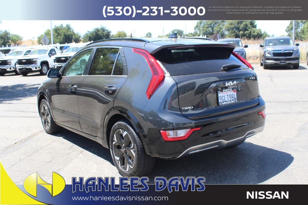 Used 2023 Gray Kia Wind image 9