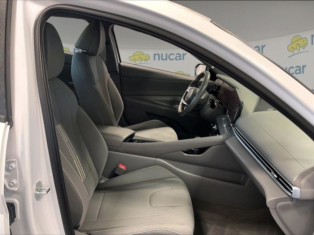 Used 2025 White Hyundai SEL Sport image 5