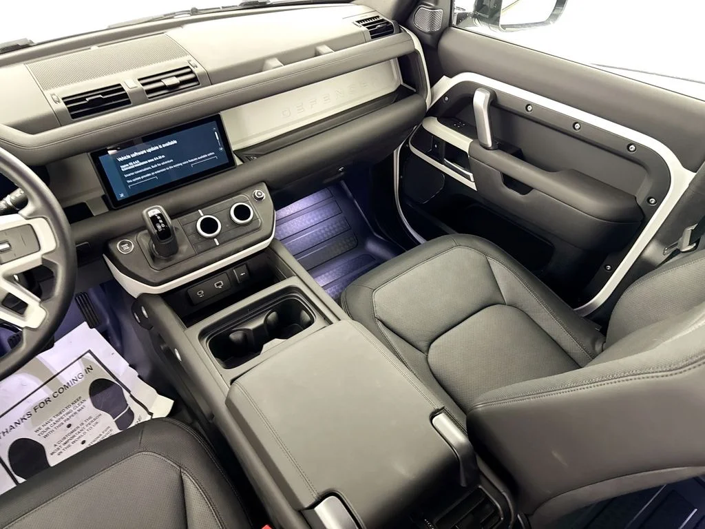 Used 2024 White Land Rover X-Dynamic SE image 23