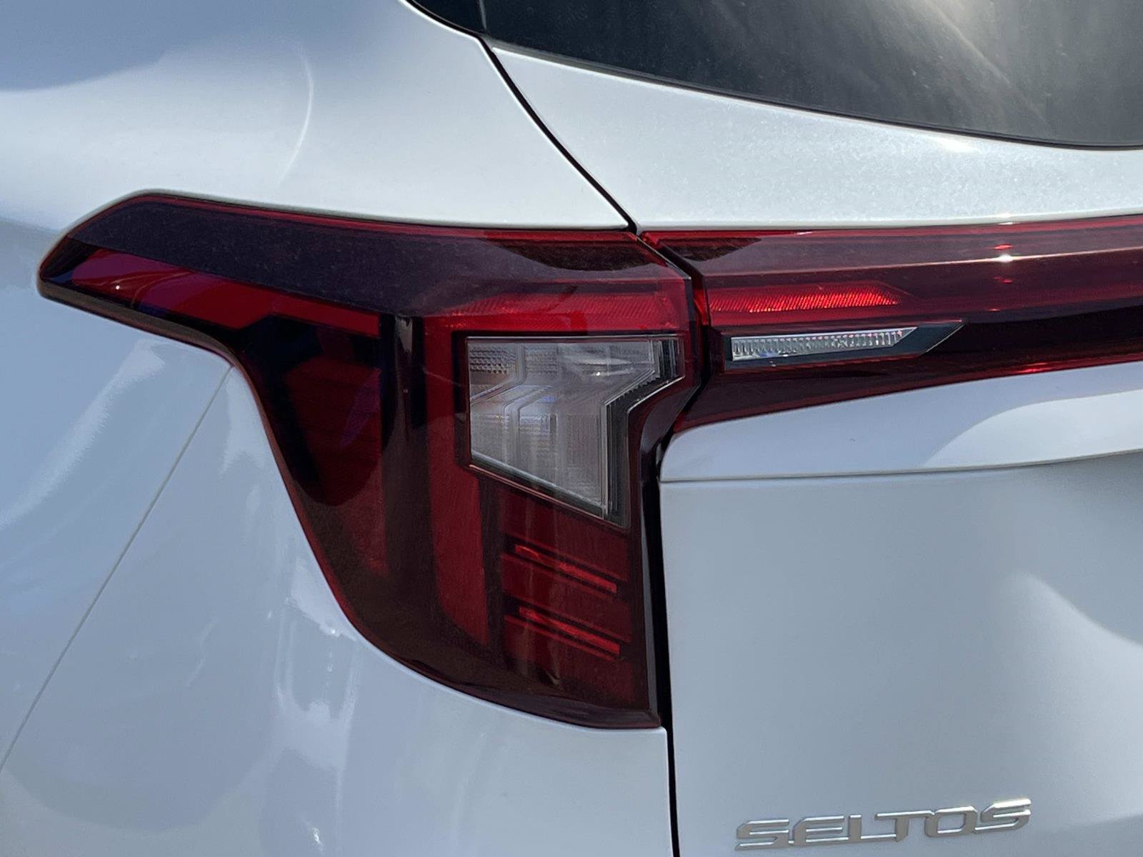 New 2026 Snow White Pearl Kia EX image 10