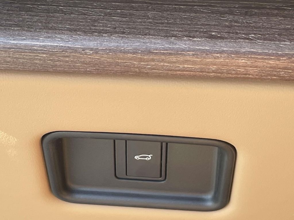 New 2026 Carpathian Grey Land Rover SE image 34