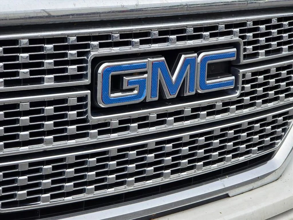 Used 2018 WHITE FROST TRICOAT GMC Denali image 13