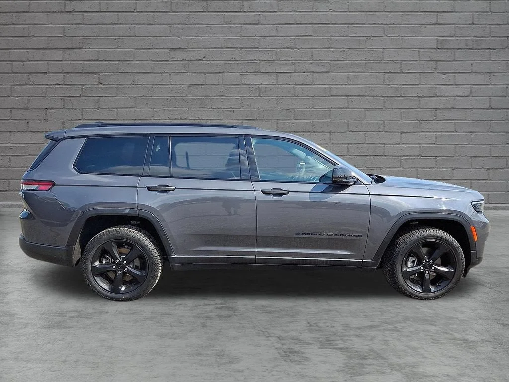 Used 2023 Gray Jeep Altitude 4x4 image 42
