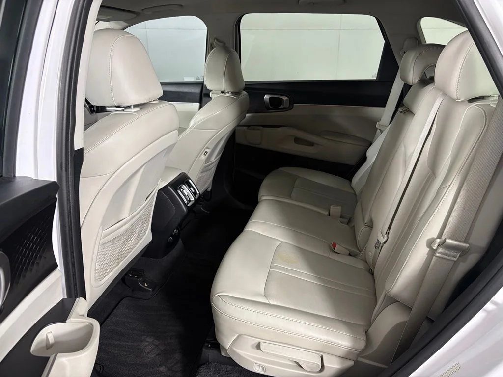 Used 2022 White Kia S image 40