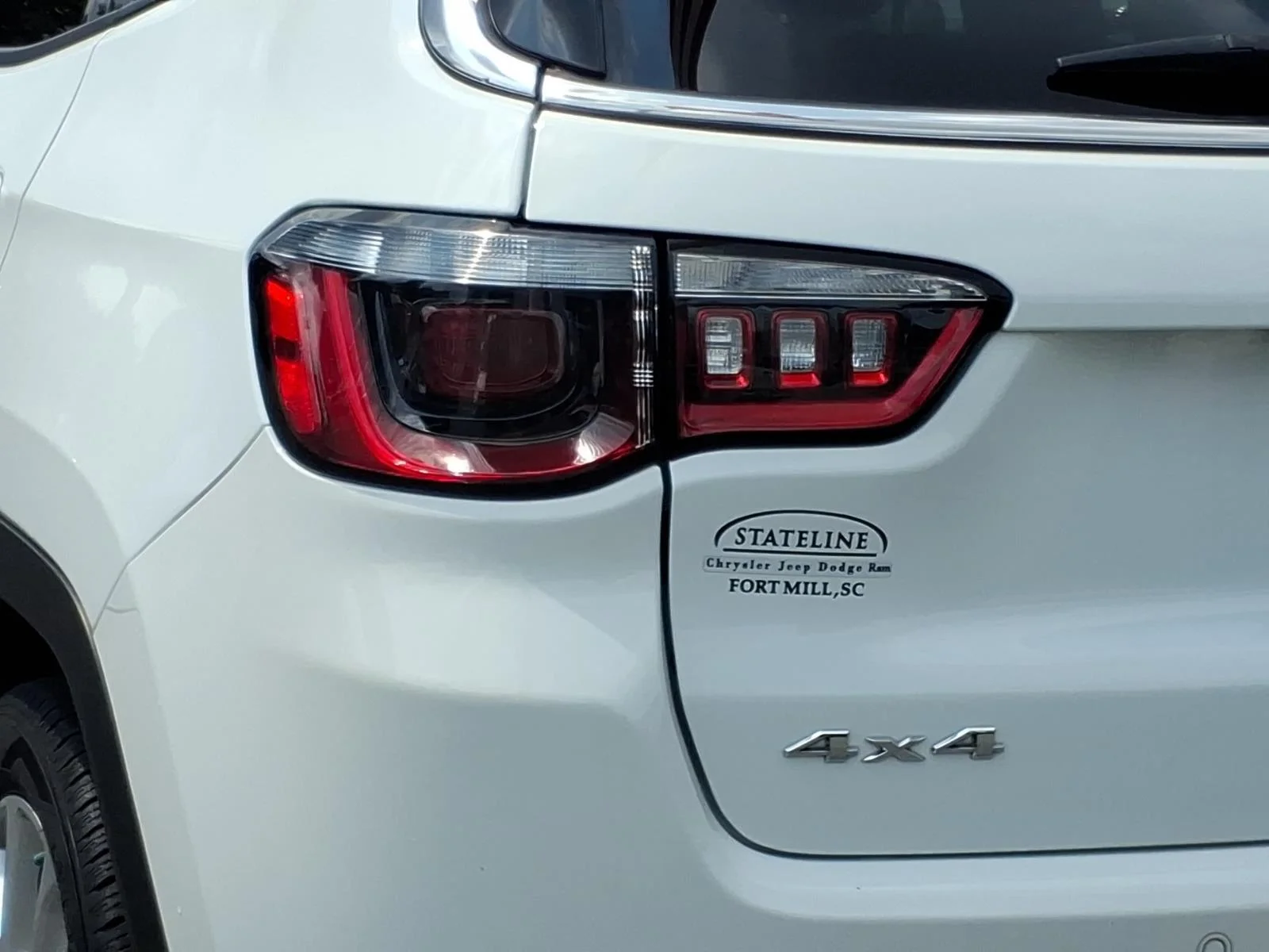 Used 2023 Bright White Clearcoat Jeep Latitude Lux image 18