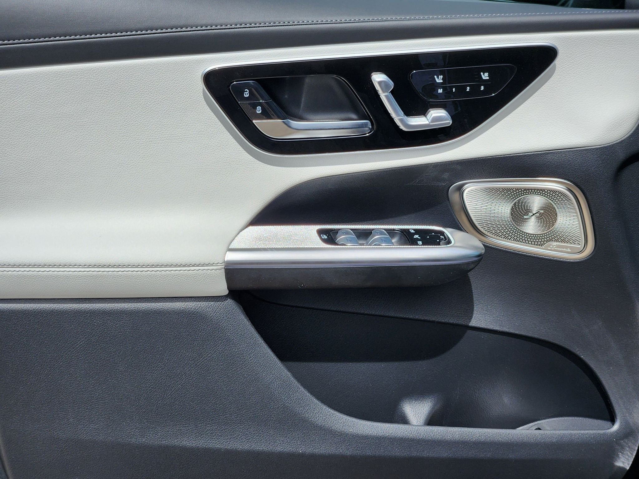 New 2027 Graphite Grey Metallic Mercedes-Benz GLC 300 4MATIC® image 11