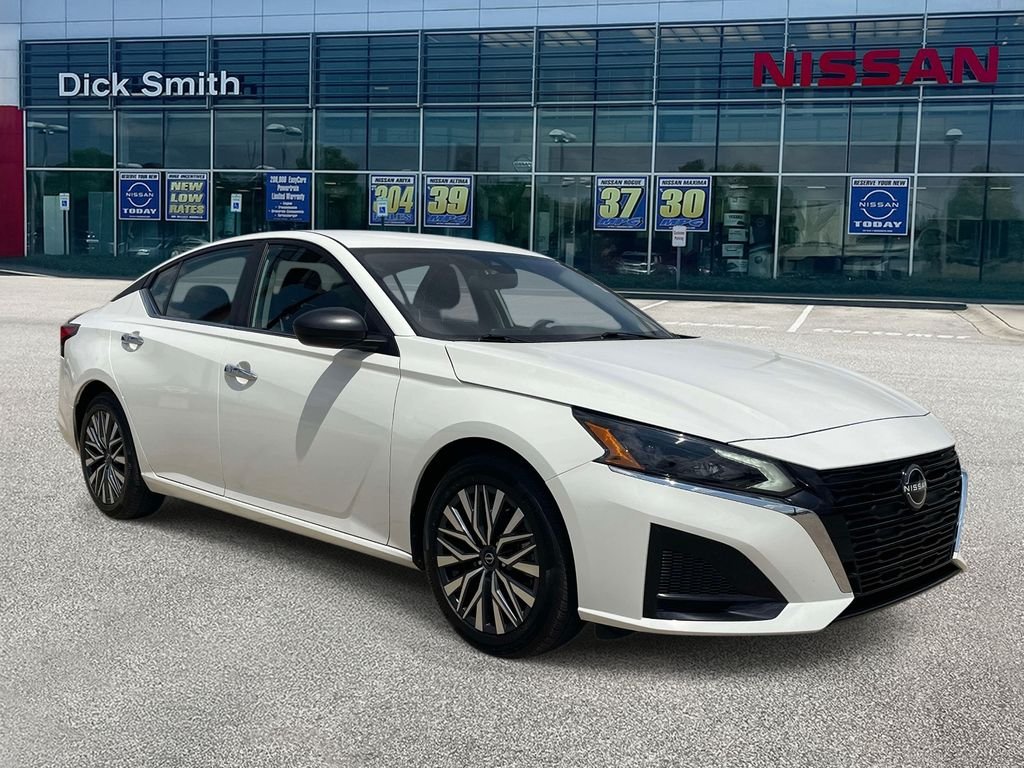 Used 2025 White Nissan 2.5 SV image 1