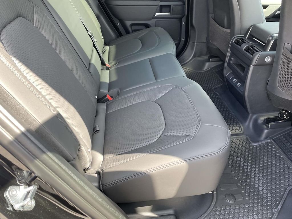 New 2026 Santorini Black Land Rover X-Dynamic SE image 18