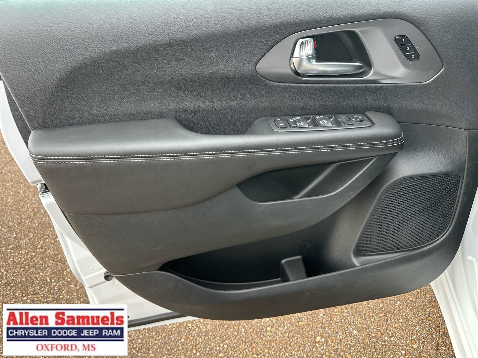 2026 Chrysler Pacifica Select - Photo 38
