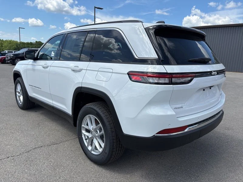 New 2026 Bright White Clear-Coat Exterior Paint Jeep Laredo image 5