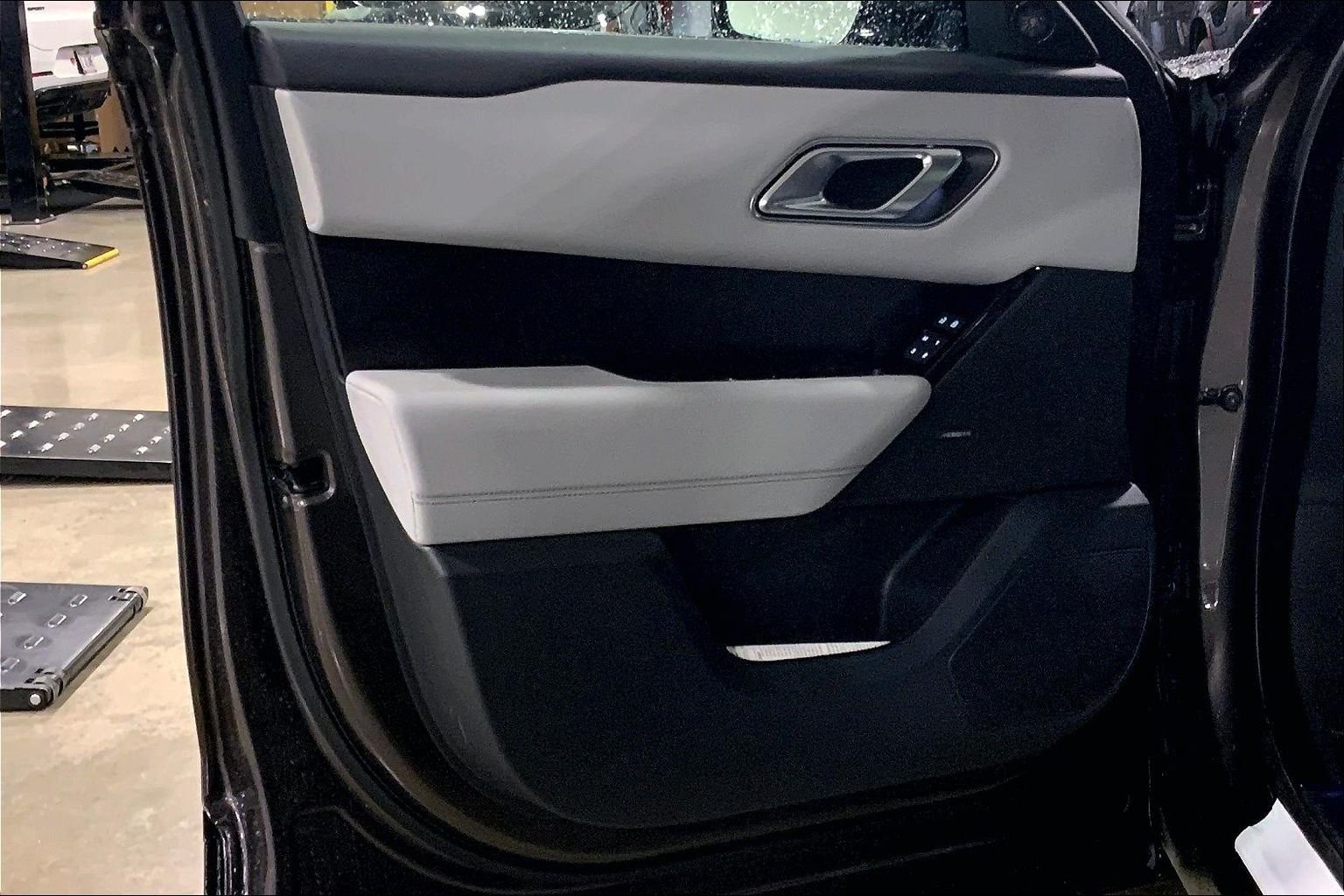 New 2026 Charente Grey LAND ROVER  image 10