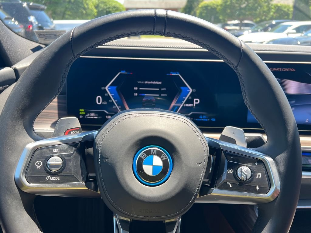 2025 BMW 7 Series 750e - Photo 17