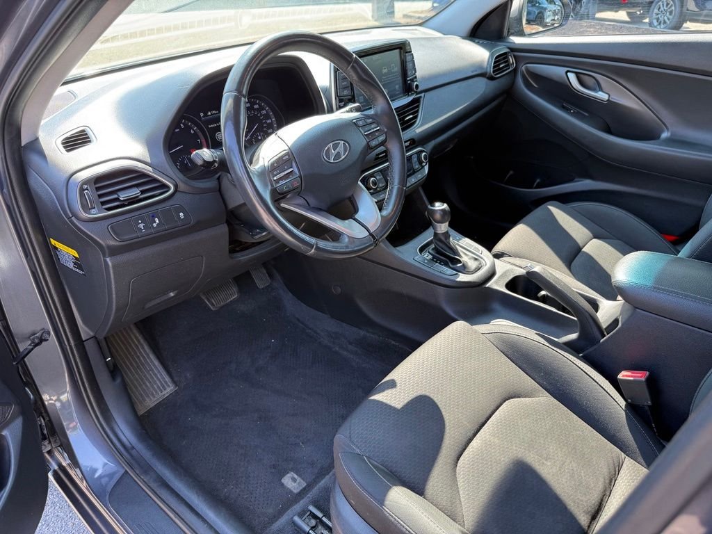 Used 2018 White Hyundai Base image 17