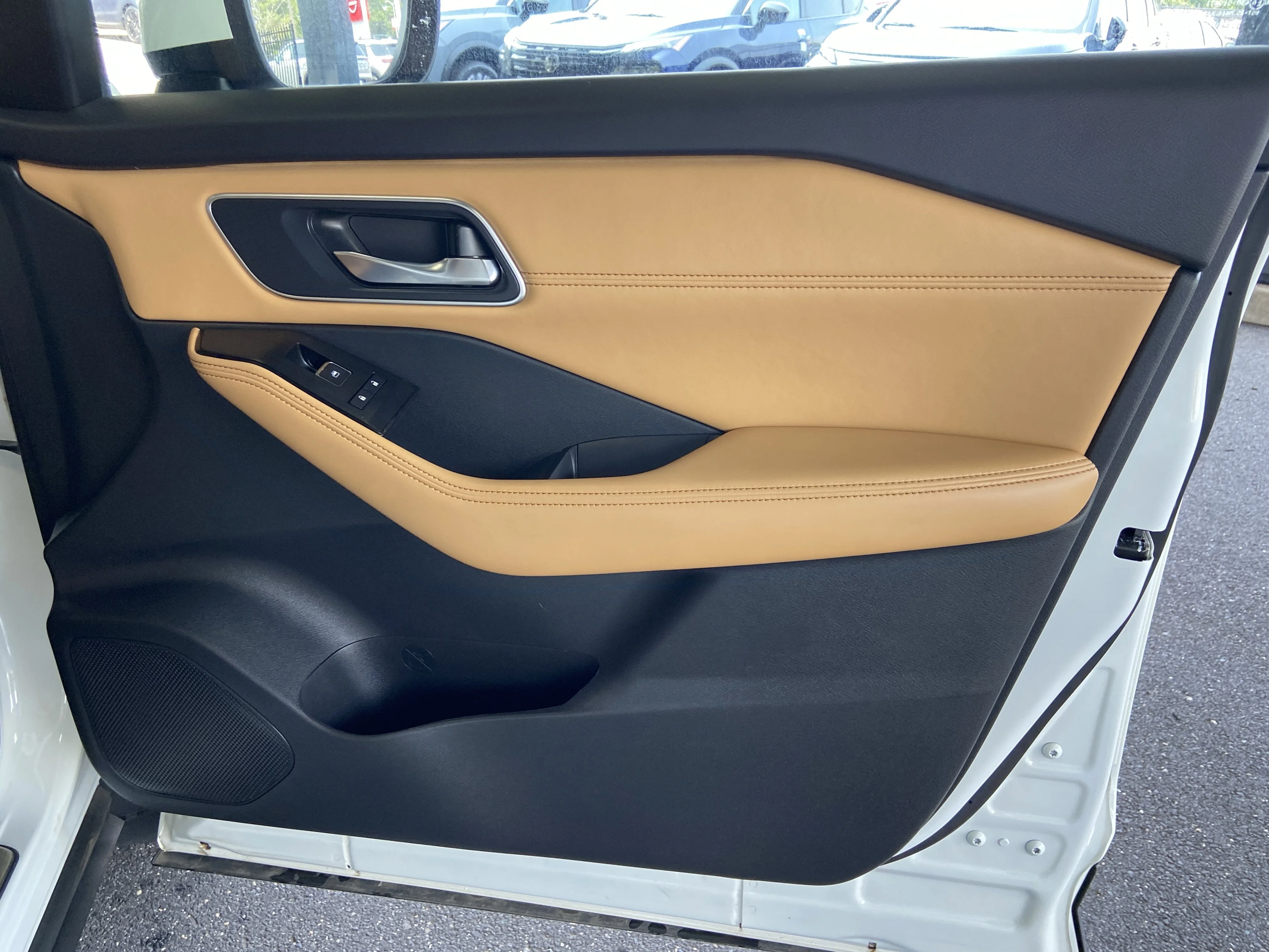 Used 2022 Pearl White Tricoat Nissan  image 28