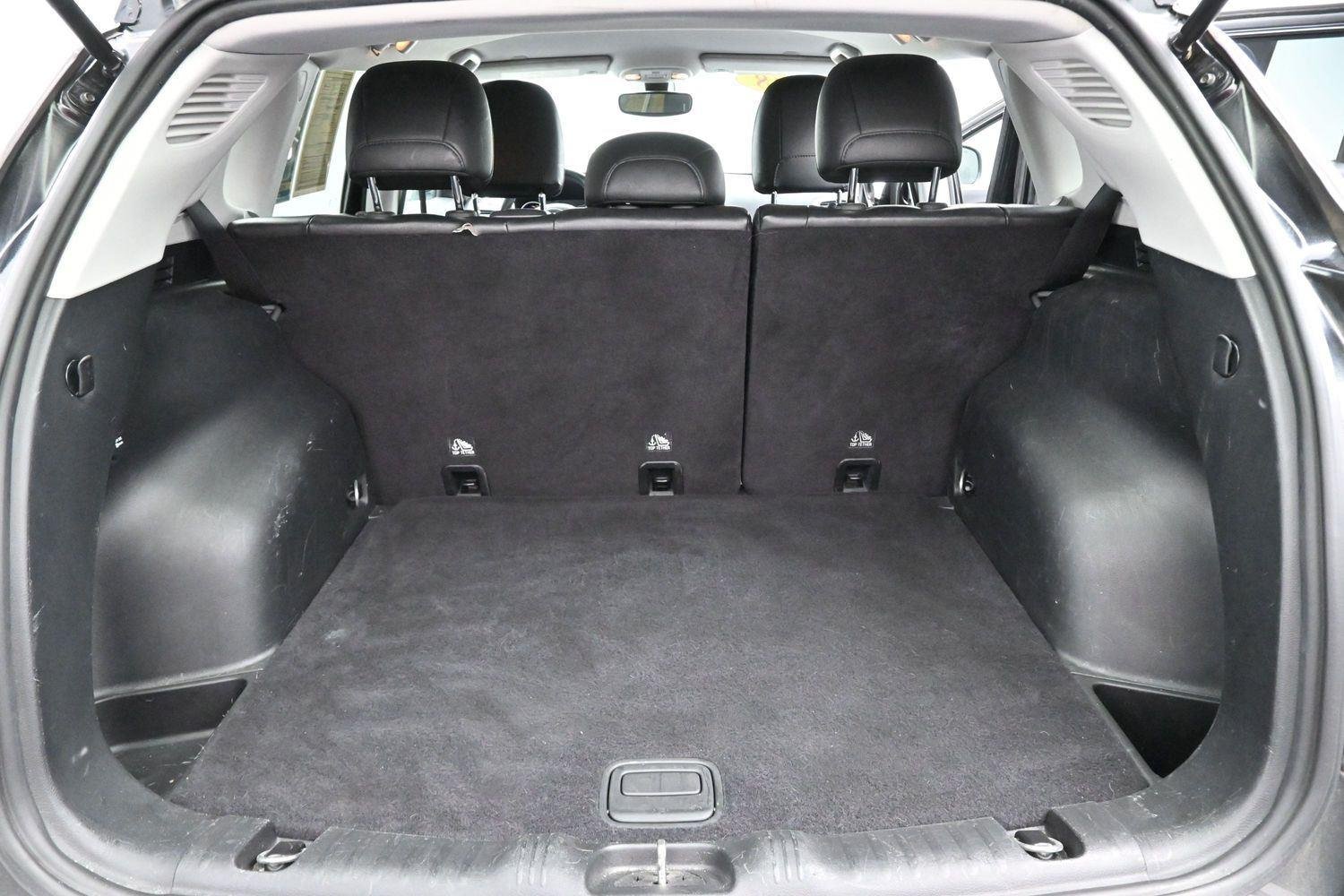 Used 2018 Diamond Black Crystal Pearlcoat Jeep Latitude image 9