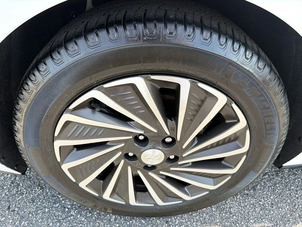 Used 2023 White Hyundai SEL image 17