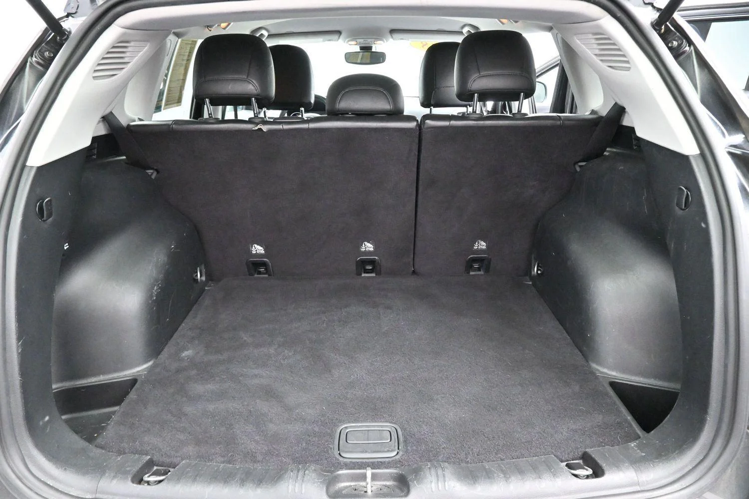Used 2018 Diamond Black Crystal Pearlcoat Jeep Latitude image 9