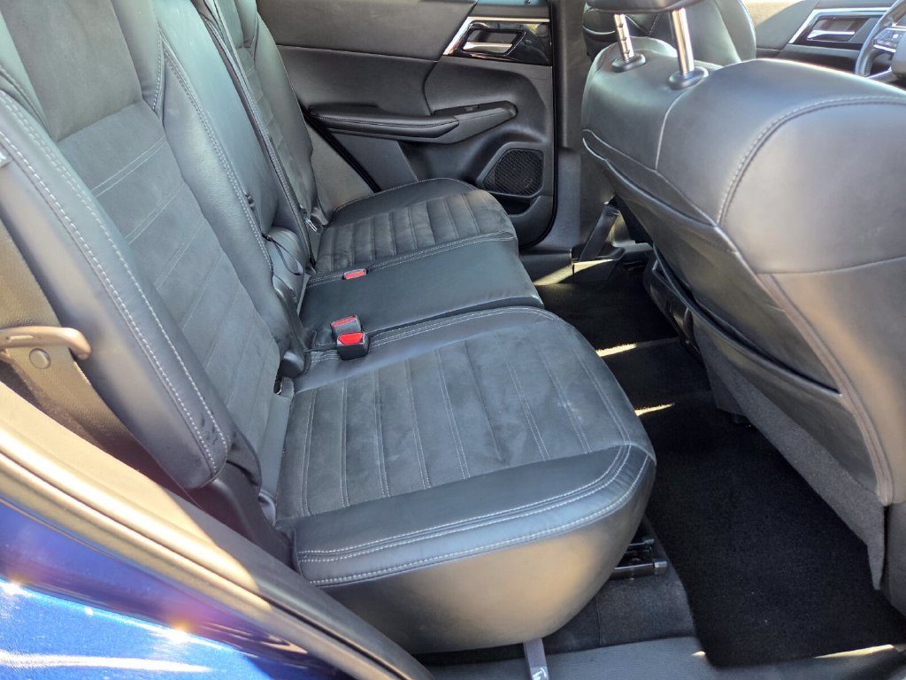 Used 2022  Mitsubishi  image 18