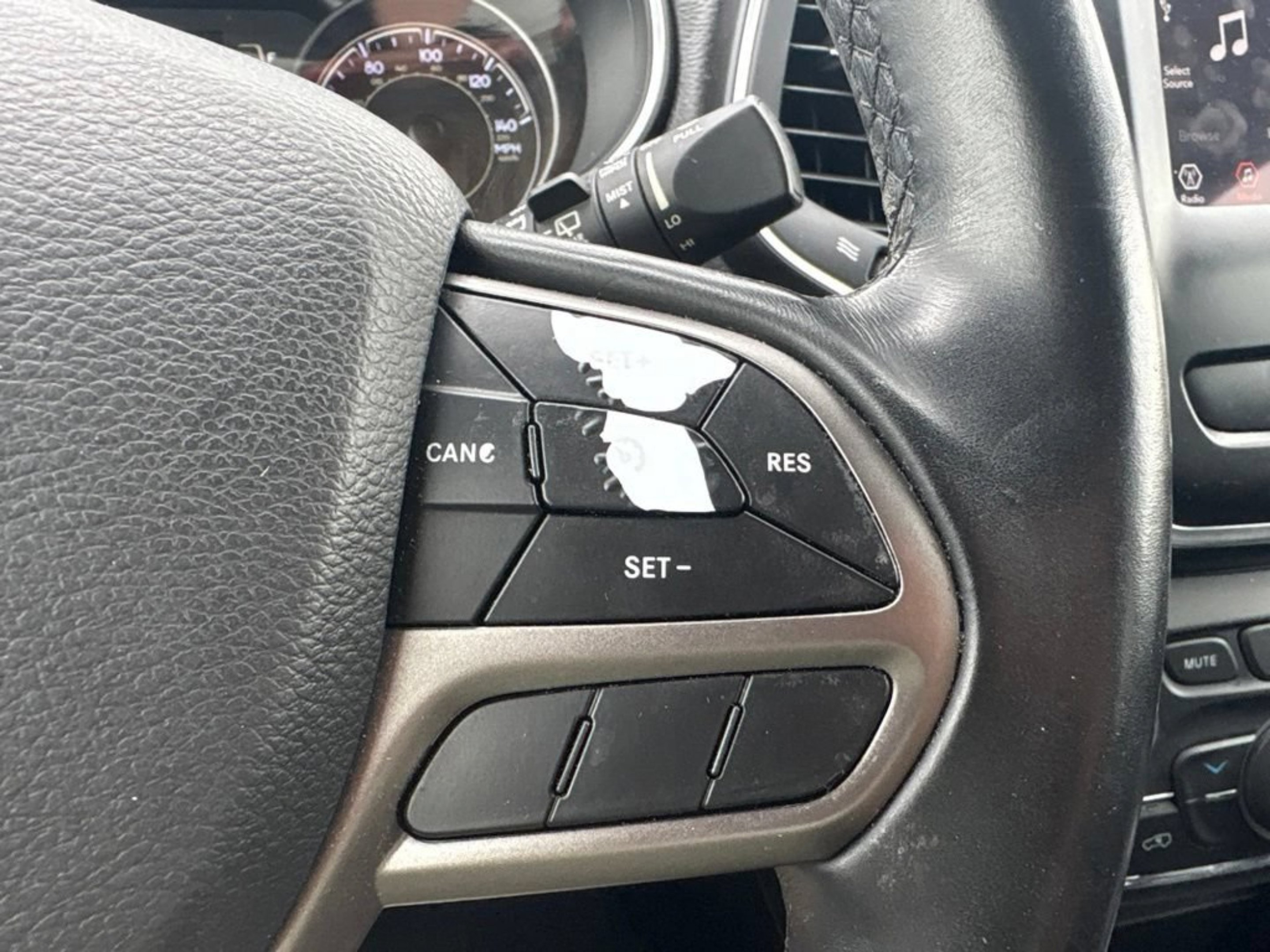 Used 2019 Granite Crystal Metallic Clearcoat Jeep Latitude Plus image 8