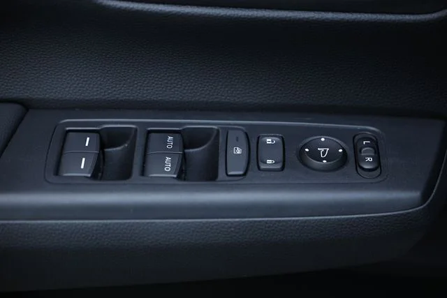 Used 2023 White Honda EX image 17