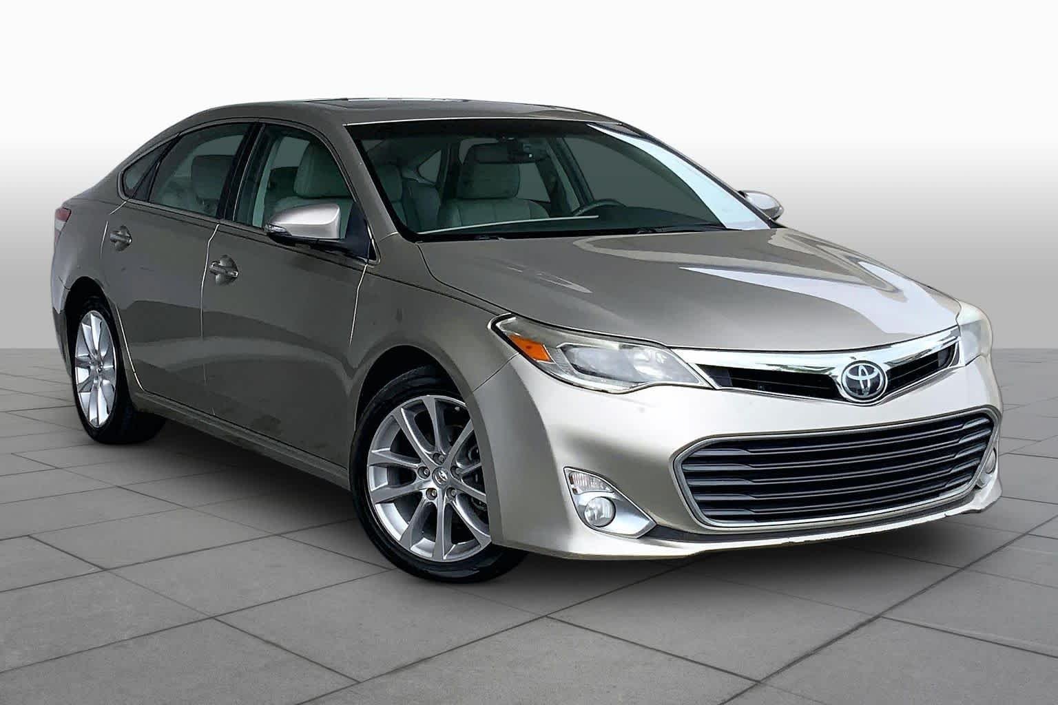 Used 2014 Creme Brulee Mica Toyota XLE image 3