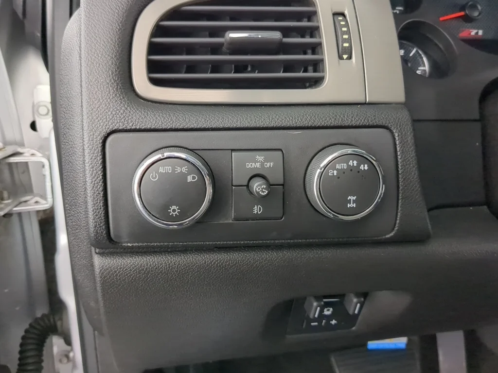 Used 2013 White GMC SLT image 27