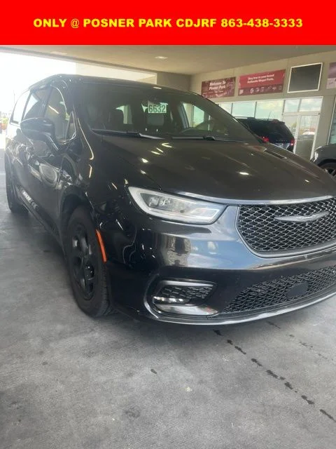 Used 2022 Black Chrysler Limited image 4