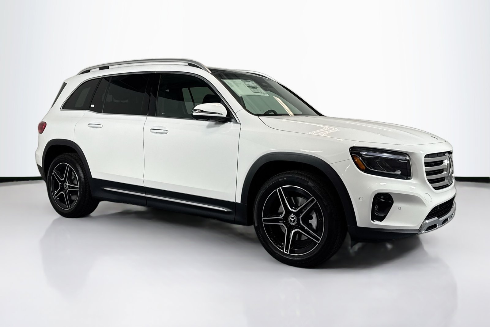 New 2026 Polar White Mercedes-Benz GLB 250 image 3