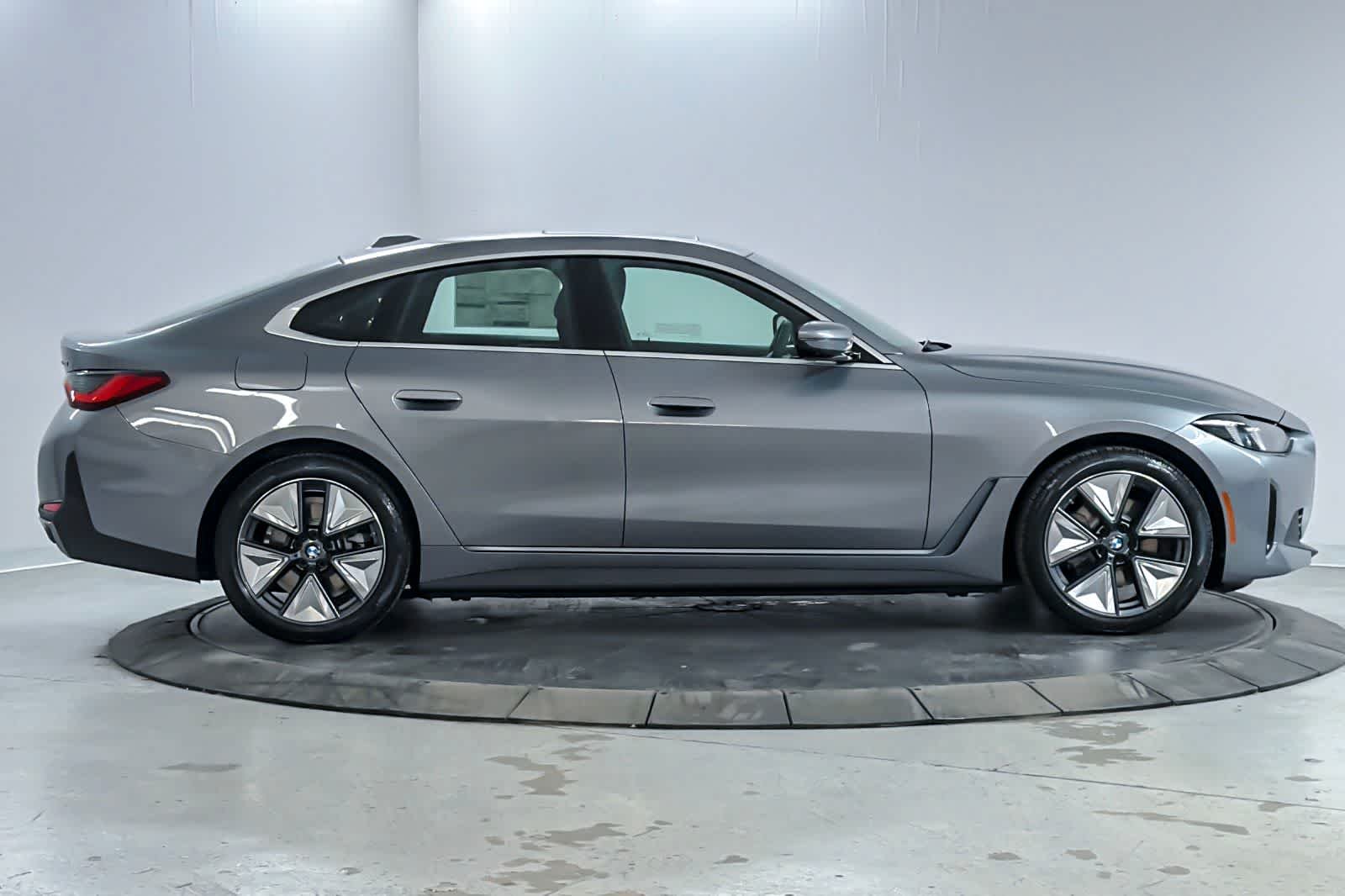 New 2026 Skyscraper Grey Metallic BMW eDrive40 image 8