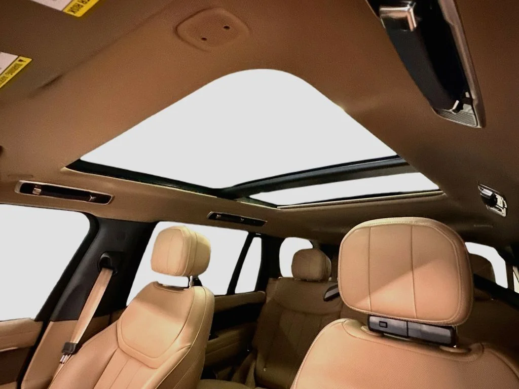 New 2026 Belgravia Green Metallic Land Rover SE image 22