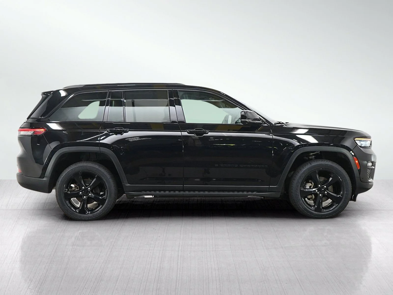 Used 2024 Diamond Black Crystal Pearlcoat Jeep Limited image 6